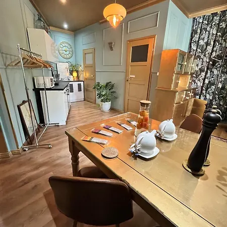 London Traugutta 47 Radom